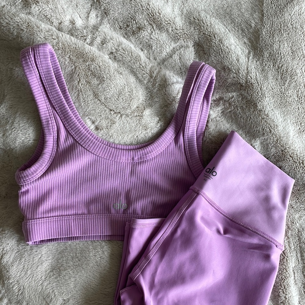Alo yoga sports bra and leggings set in light pinkish purple